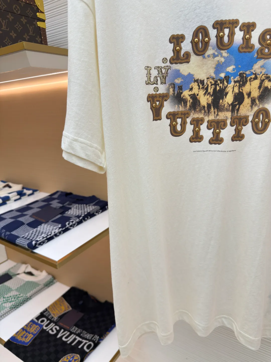 LOUIS VUITTON Snowflake cotton metal diamond T-shirt ●Authentic product: 8750 purchased for development ●Item number: 1680091-A35 ●Fabric: slub pattern snowflake cotton fabric ●Technology: glue printing ●Version: fitted version ●Weight: about 175 grams ●Size: XS-S-M-L ●Description: The fabric is made of slub pattern snowflake cotton fabric, matched with 32s double yarn 1*1 cotton horizontal machine to weave wide ribs. The front and rear panels are printed with eight-claw machine screen glue + local digital direct injection printing. The letter positions are manually swept with powder. High-quality diamonds imported from the Middle East are ironed, and bronze crown diamonds are imported from South Korea. The overall wiring is straight and delicate, the fabric is comfortable and soft, and the color is consistent without color difference. It can be matched with the same style to create a fashionable look and control various occasions. Customized accessories, complete with three standards, same style for men and women!